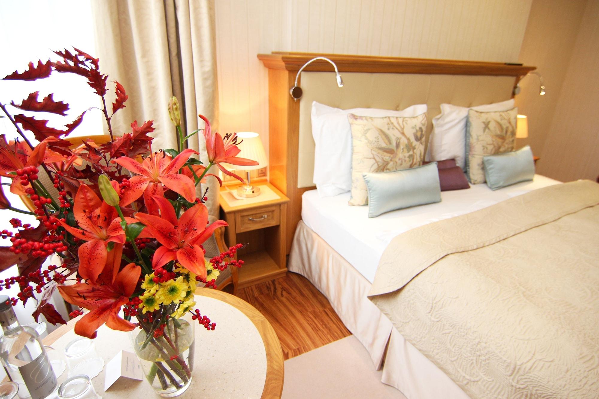 Retro Riverside Wellness Resort Karlovy Vary Esterno foto A room at the hotel