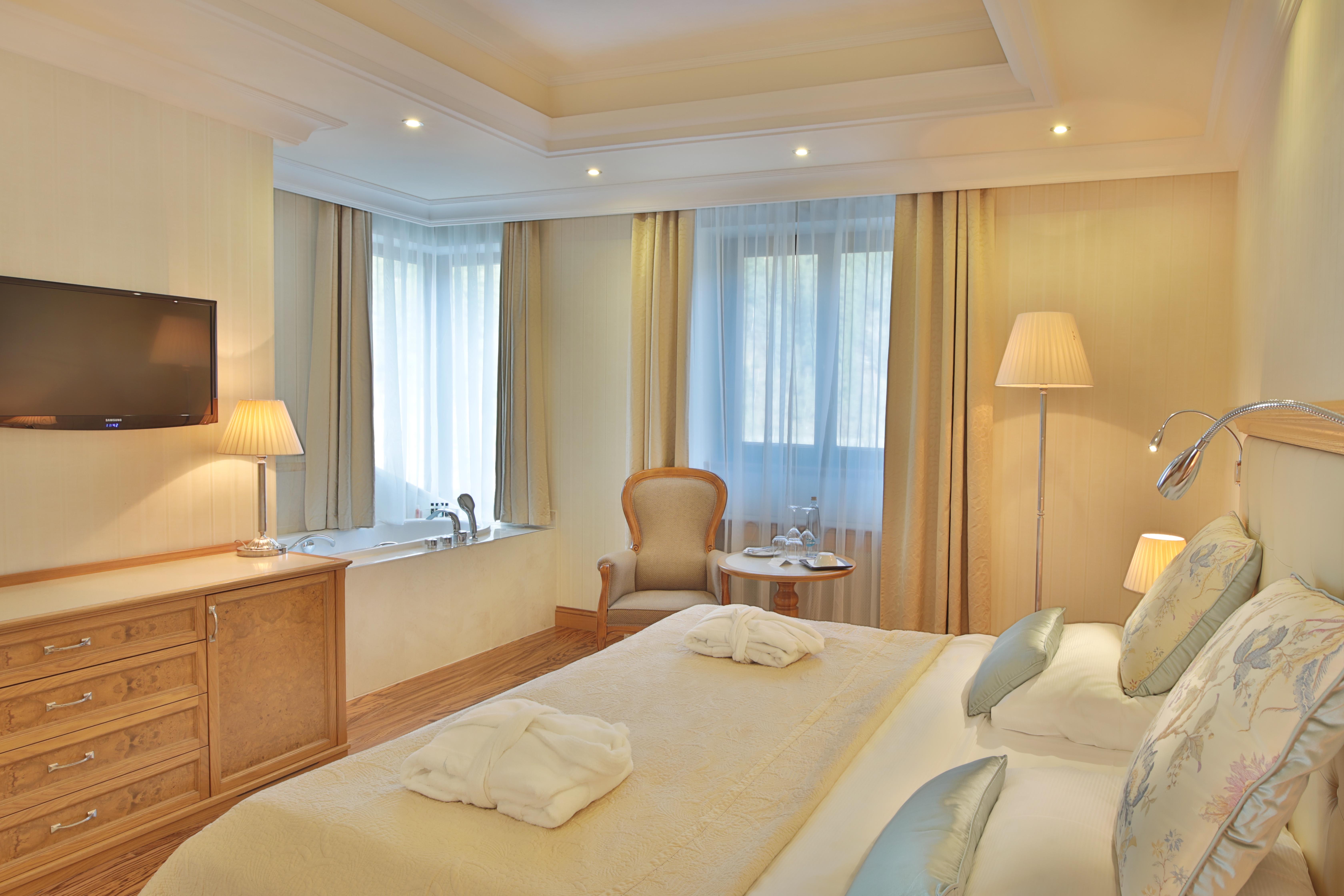 Retro Riverside Wellness Resort Karlovy Vary Esterno foto A room at the hotel