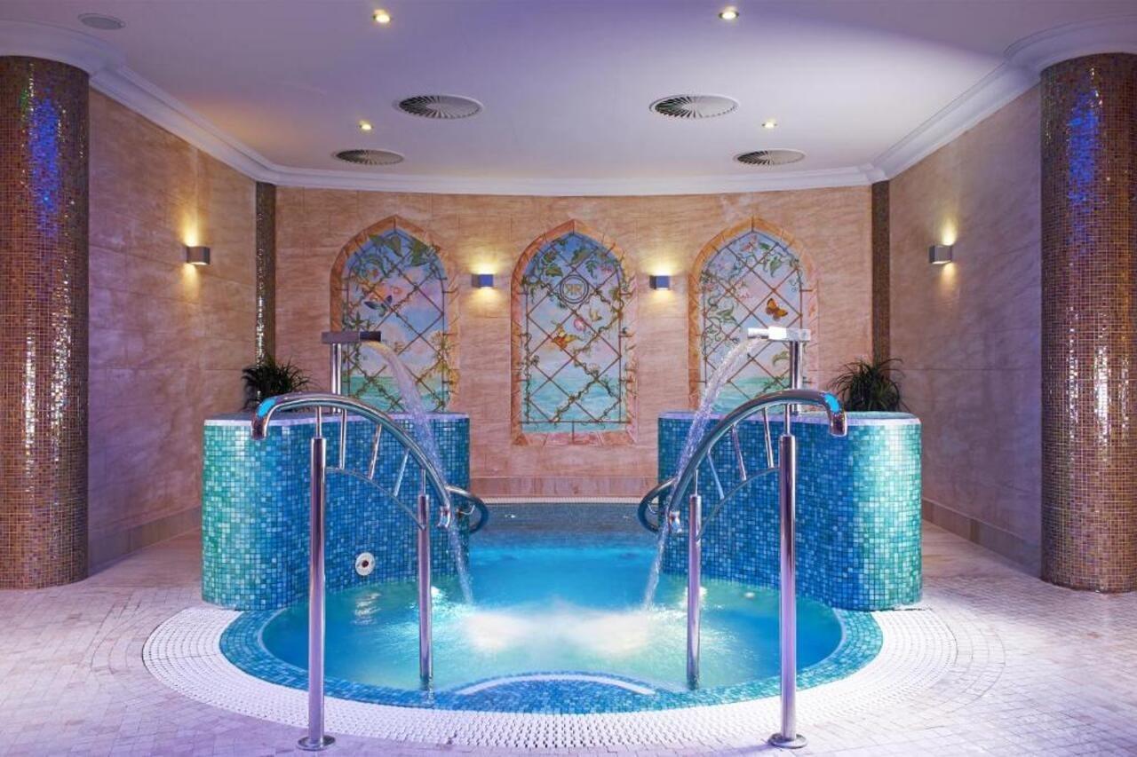 Retro Riverside Wellness Resort Karlovy Vary Esterno foto A spa in a hotel