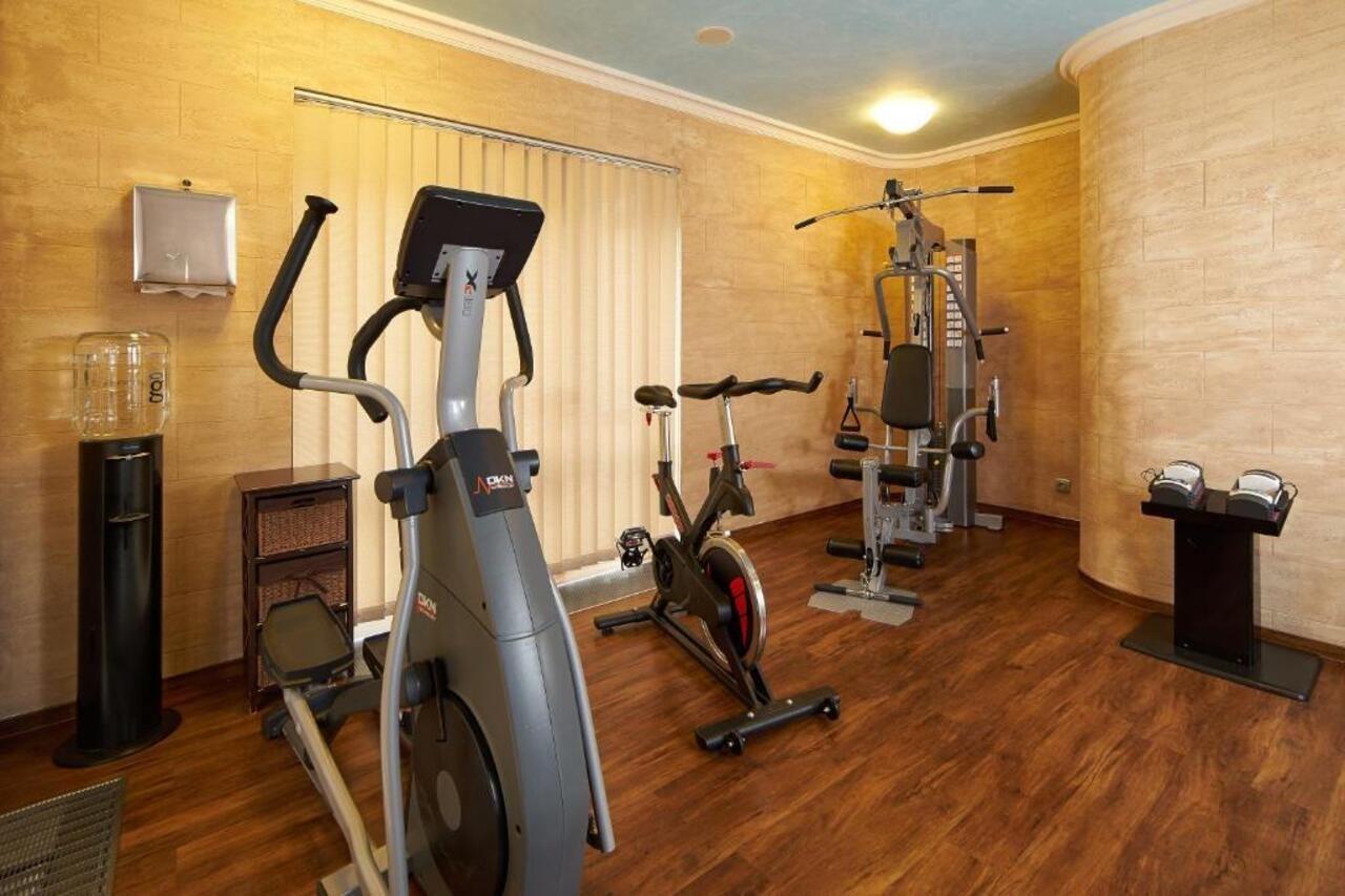 Retro Riverside Wellness Resort Karlovy Vary Esterno foto A gym at a hotel