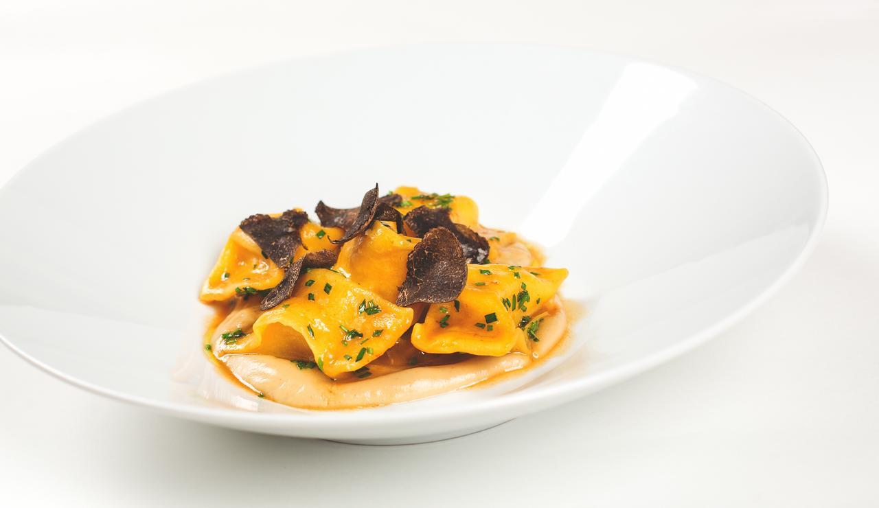 Retro Riverside Wellness Resort Karlovy Vary Esterno foto A pasta dish