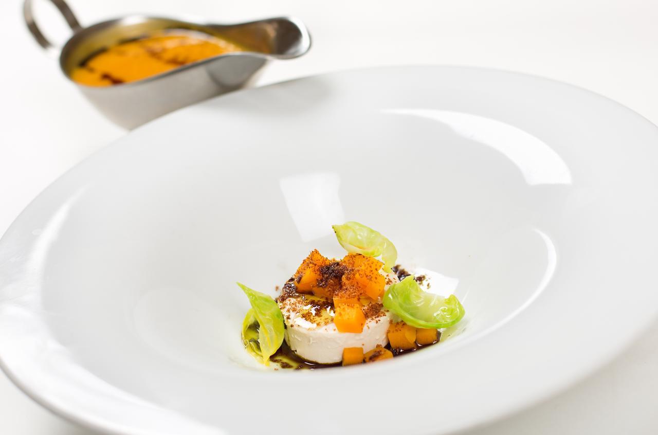 Retro Riverside Wellness Resort Karlovy Vary Esterno foto A modern French dish